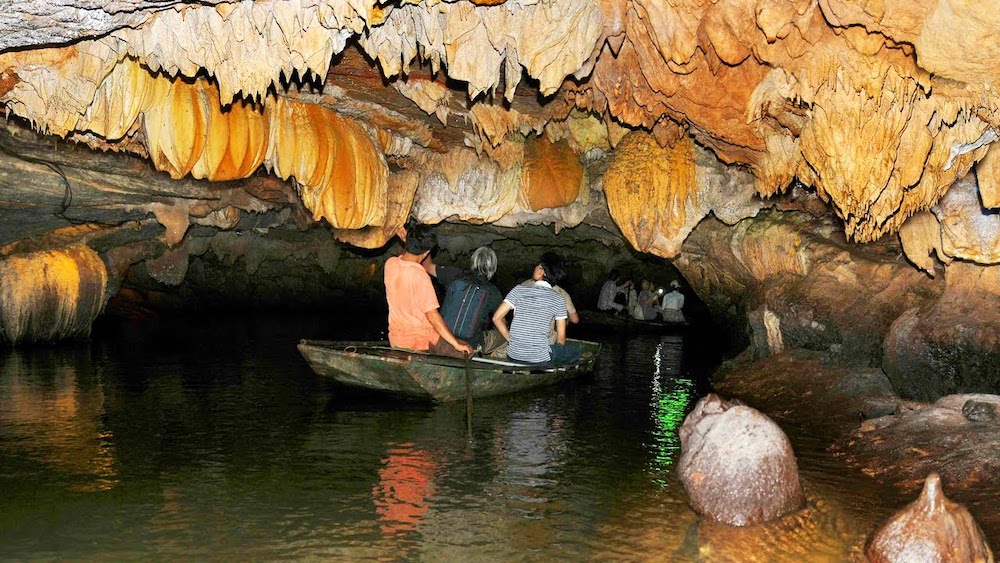 Đường đi vào bên trong động nước Thiên Hà Ninh Bình - Nếu ai quá cao cẩn thận bị đụng đầu đó nha