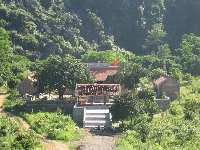 Động Hoa Lư - Hay Thung Lau, Thung Lá